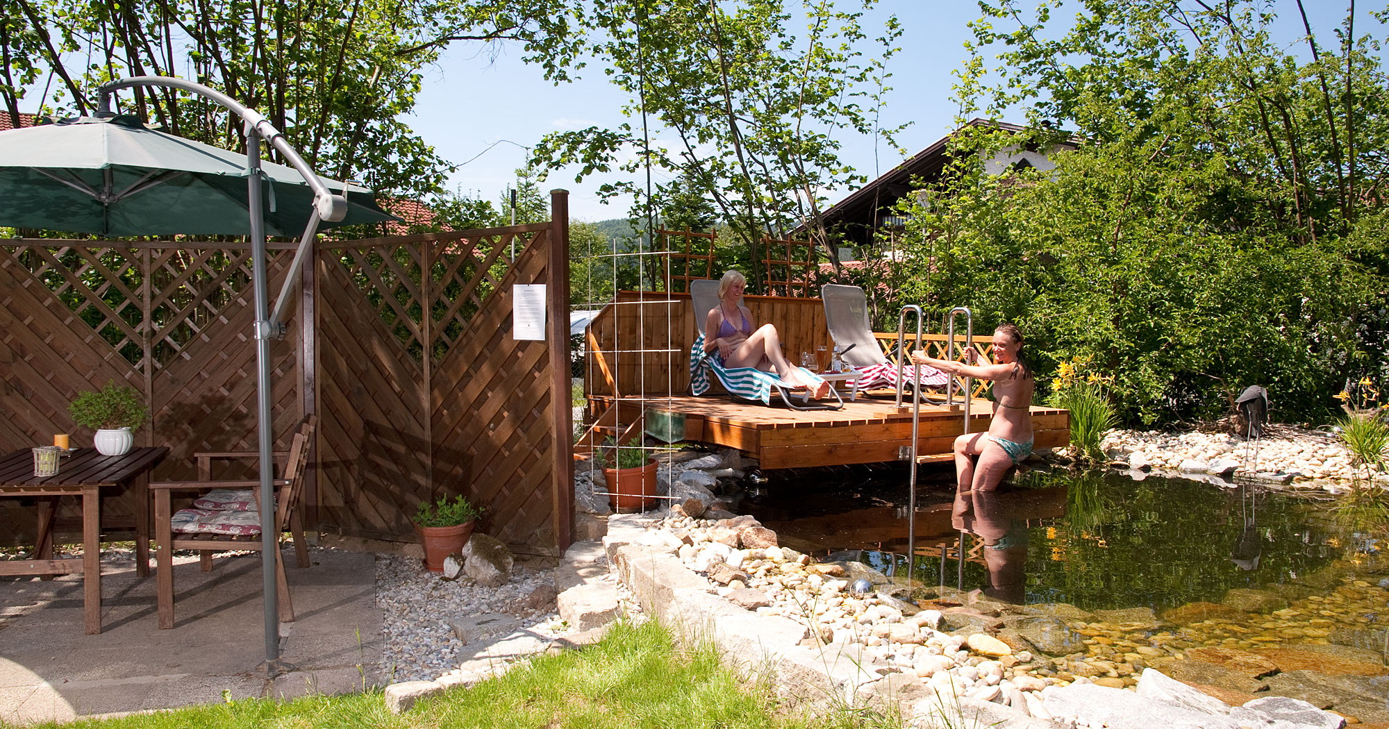 Badeteich im Garten der Pension Breu